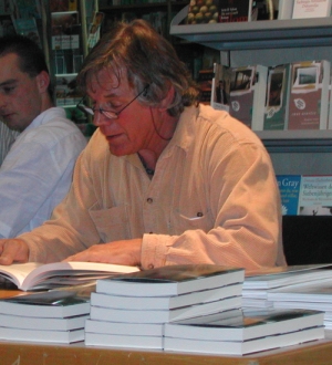 Charly bei einer Buchlesung