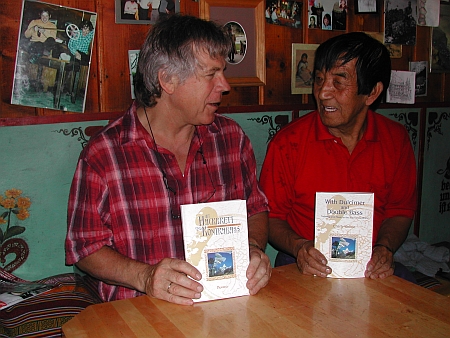Charly und Gyalzen mit dem deutschen und englischen Buch