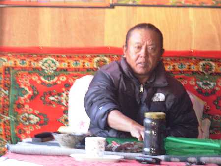 Mnch Bay Michl beim GebetsfahnenDruck