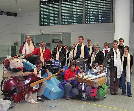 07 Gruppe mit Empfangskomitee