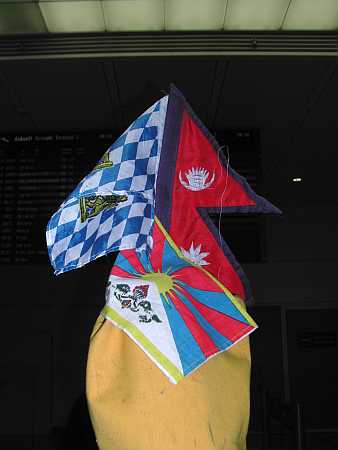 09 Fahnentrio auf Kontrabass