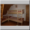 Zimmer 3: ein Stockbett, drei Flachbetten, Aufgang zum Lager